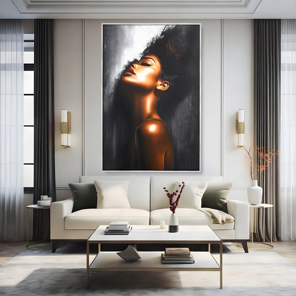 Tablou canvas cu tablou canvas cu portretul unei femei, in rama de aluminiu argintiu, pe perete intr-un living